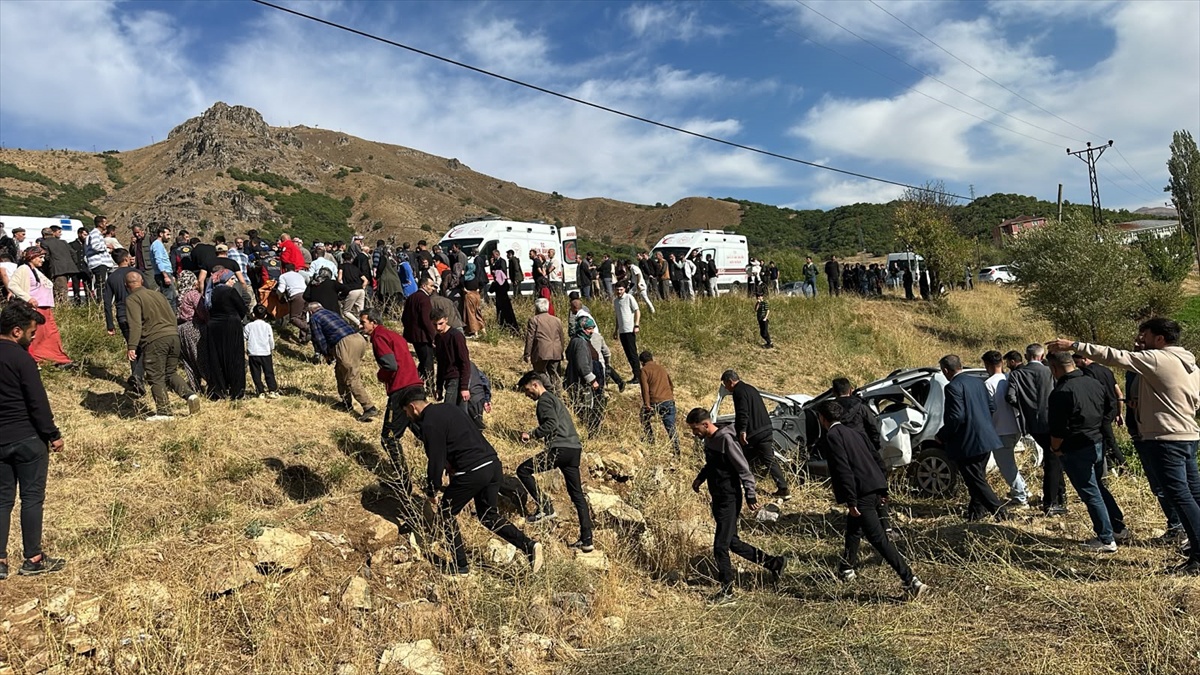 Hakkari Şemdinli\'de iki aracın çarpıştığı kazada 1 çocuk öldü, 7 kişi yaralandı