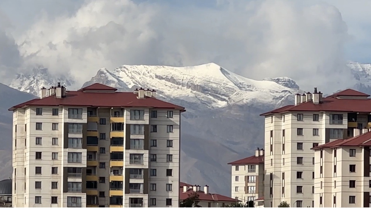 Hakkari Yüksekova\'da soğuk hava yerini kara bıraktı, Cilo Dağları beyazladı