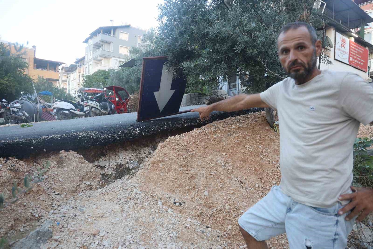 Hatay Defne\'de kaza yokuşundaki asfaltta boşluklar oluştu, istinat duvarı isteniyor