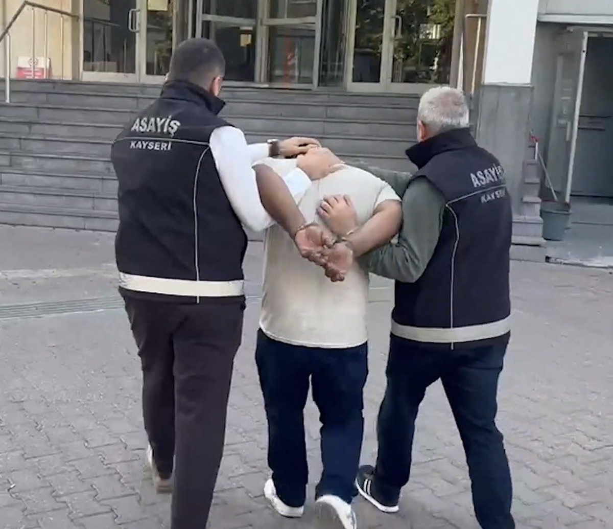 Kayseri polisi, hırsızlıktan 10 yıl 11 ay 20 gün hapis cezası olan şahsı yakaladı