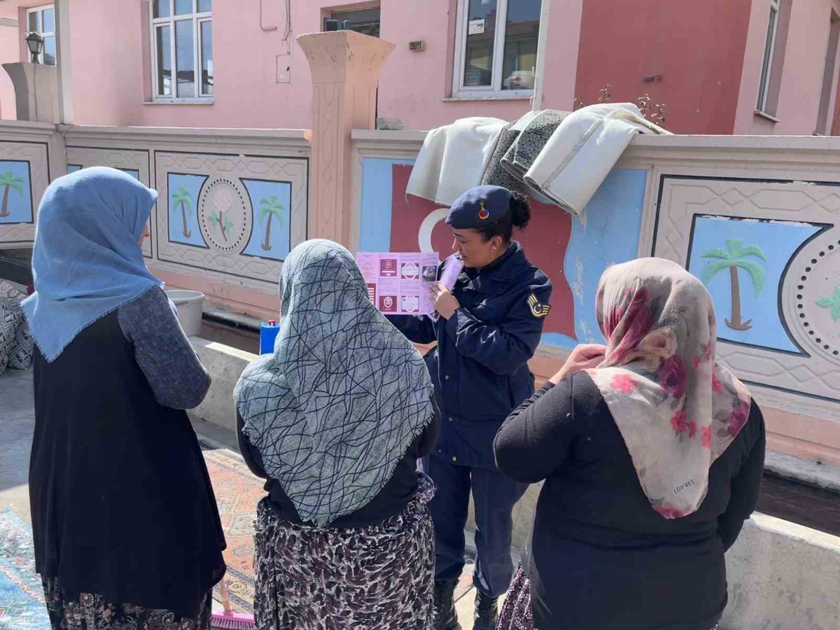 Jandarma, İscehisar\'da 171 vatandaşı KADES ve Kadına El Kalkamaz hakkında bilgilendirdi