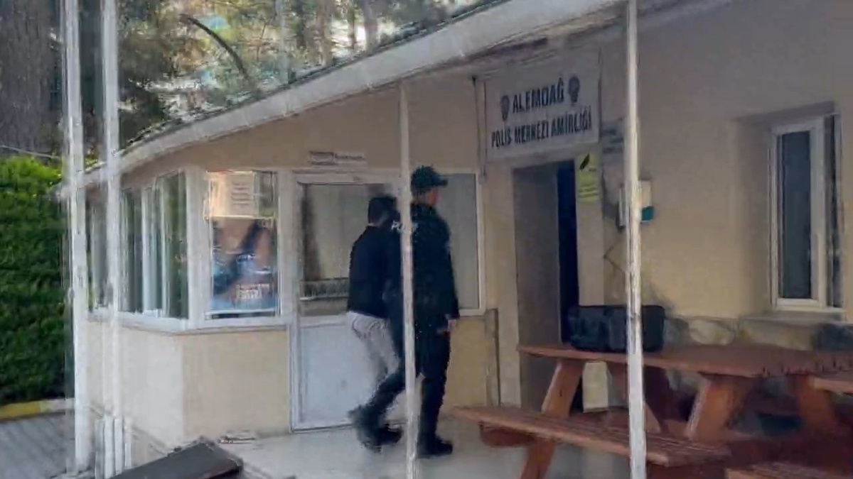 Çekmeköy\'de 2 işçiyi tehdit ettiği iddia edilen şüpheli ile babası adliyeye sevk edildi