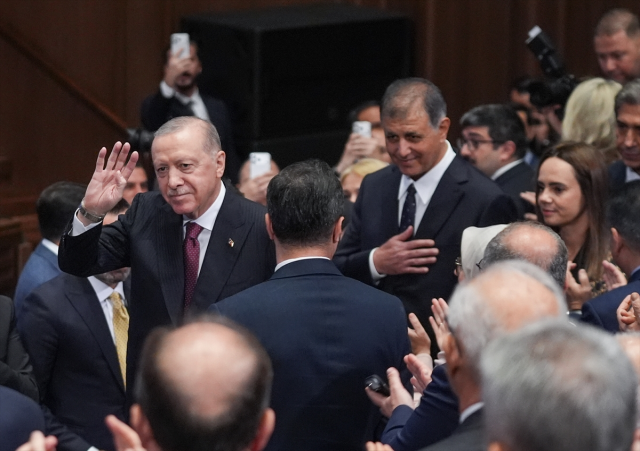 İzmir AK Parti'ye geçti! Cemil Tugay'a rozetini Cumhurbaşkanı Erdoğan taktı