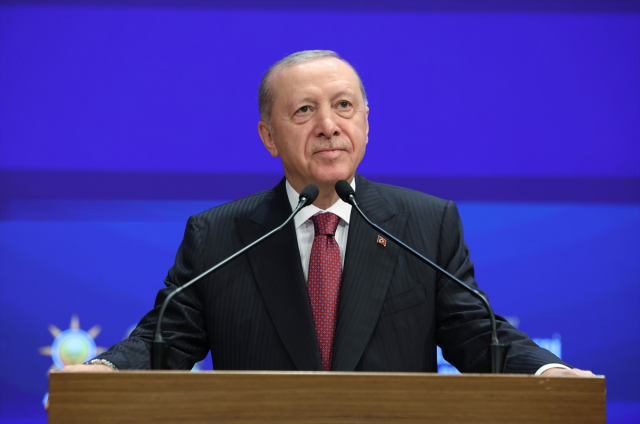 İzmir AK Parti'ye geçti! Cemil Tugay'a rozetini Cumhurbaşkanı Erdoğan taktı