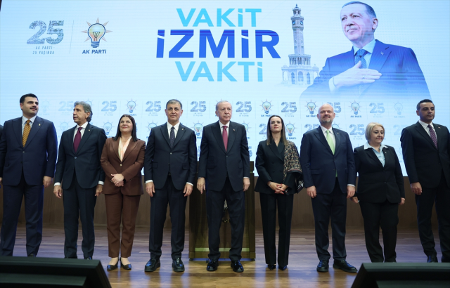 İzmir AK Parti'ye geçti! Cemil Tugay'a rozetini Cumhurbaşkanı Erdoğan taktı