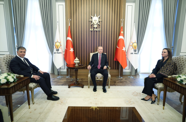 İzmir AK Parti'ye geçti! Cemil Tugay'a rozetini Cumhurbaşkanı Erdoğan taktı