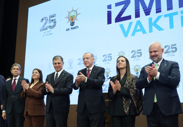 İzmir AK Parti'ye geçti! Cemil Tugay'a rozetini Cumhurbaşkanı Erdoğan taktı