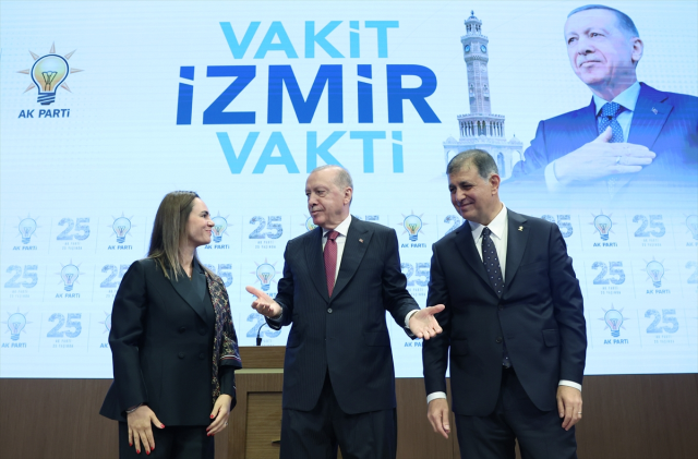 İzmir AK Parti'ye geçti! Cemil Tugay'a rozetini Cumhurbaşkanı Erdoğan taktı