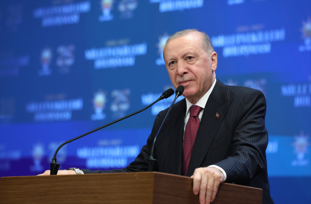 İzmir AK Parti'ye geçti! Cemil Tugay'a rozetini Cumhurbaşkanı Erdoğan taktı