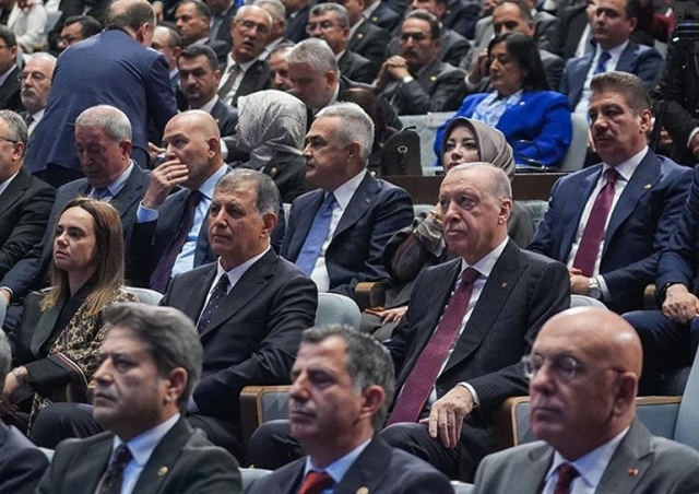 İzmir AK Parti'ye geçti! Cemil Tugay'a rozetini Cumhurbaşkanı Erdoğan taktı