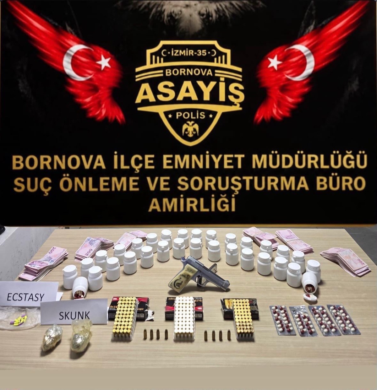 İzmir Bornova\'da operasyonda 1665 uyuşturucu hap ve ruhsatsız tabanca ele geçirildi