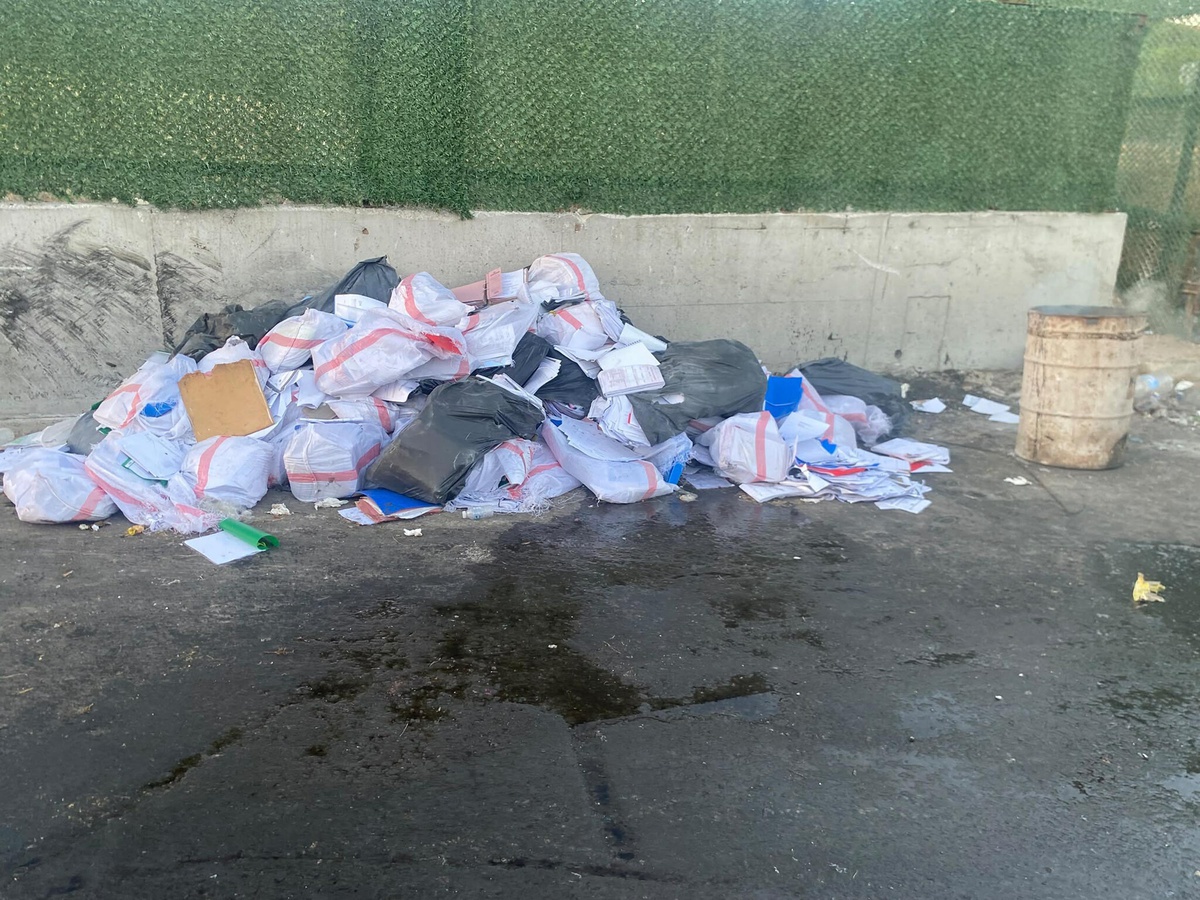 Çeşme Belediyesi\'ne yönelik soruşturmada temizlikçi evrak imha ederken suçüstü yakalandı