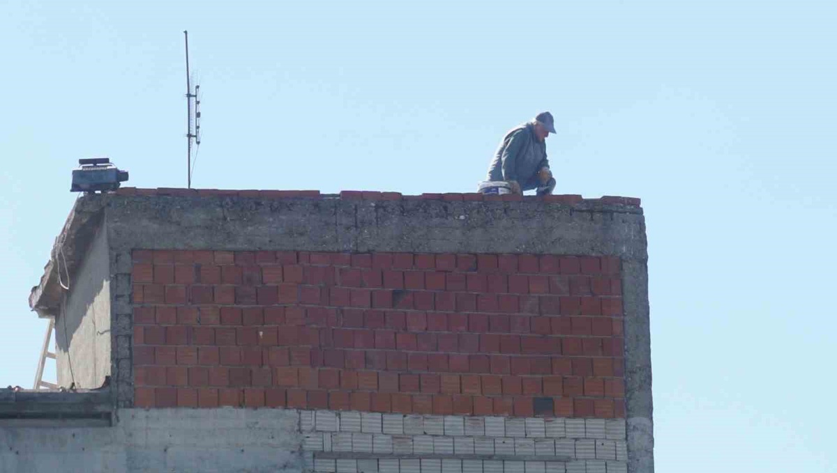 İzmir\'de 10 katlı binanın çatısında işçiler baret ve kemer takmadan çalıştı