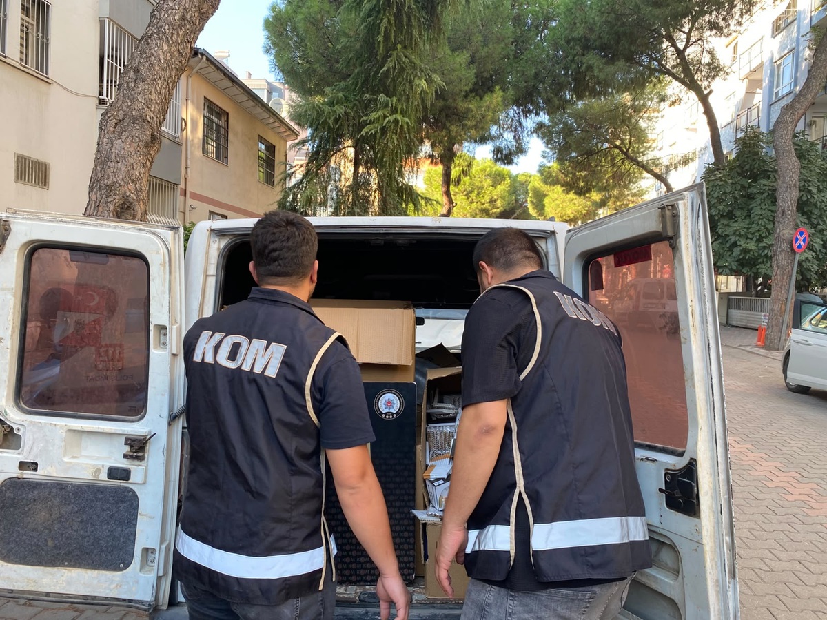 İzmir\'de kaçakçılık operasyonunda 40 bin 100 makaron ele geçirildi, 1 şüpheli gözaltında