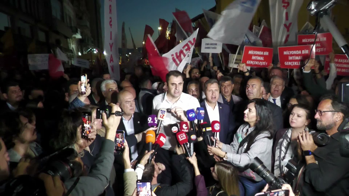 İzmir\'de Cemil Tugay protestosu: İZBB\'ye yürümek isteyen grupla polis arasında gerginlik