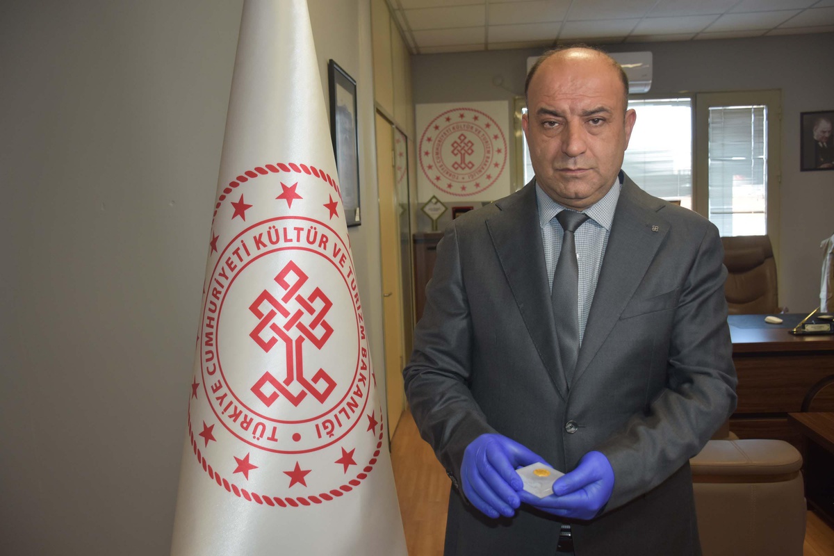 İzmir açıklarında dalış yapan amatör dalgıç, Doğu Roma\'dan kalma altın sikkeye rastladı