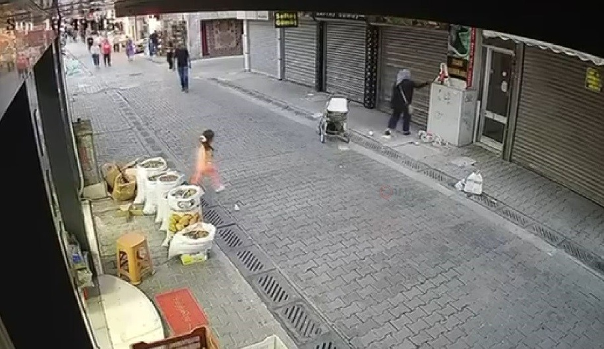 İzmir Karşıyaka\'da gümüş takı poşetini alan kadın güvenlik kamerasında görüntülendi