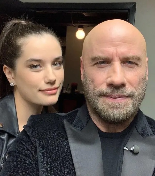 John Travolta'nın kızı podyuma çıktı! Paris'te tüm gözler onun üzerindeydi