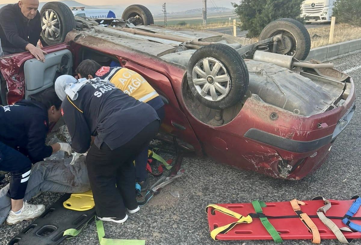 Kahramanmaraş Pazarcık\'ta otomobil takla attı, sıkışan sürücüyü itfaiye kurtardı