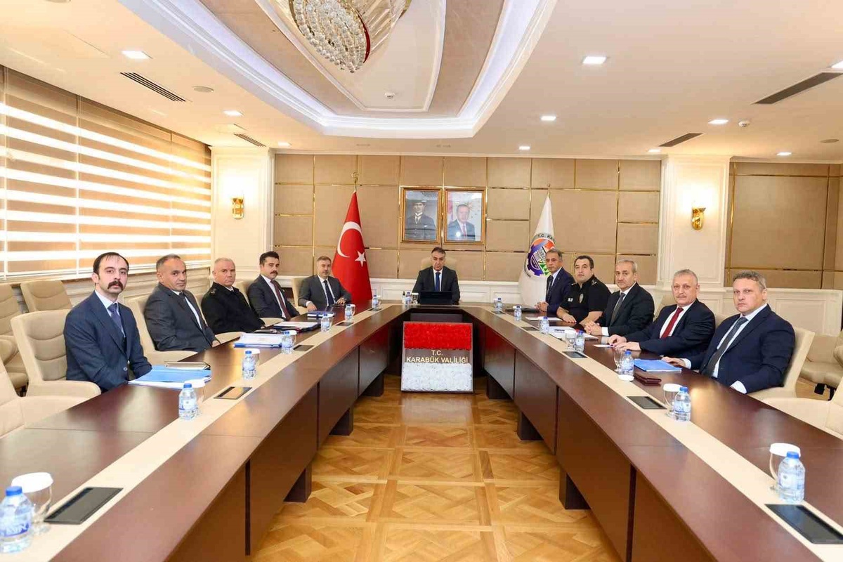 Karabük\'te okul güvenliği toplantısında Vali Çağatay titiz uygulama talimatı verdi