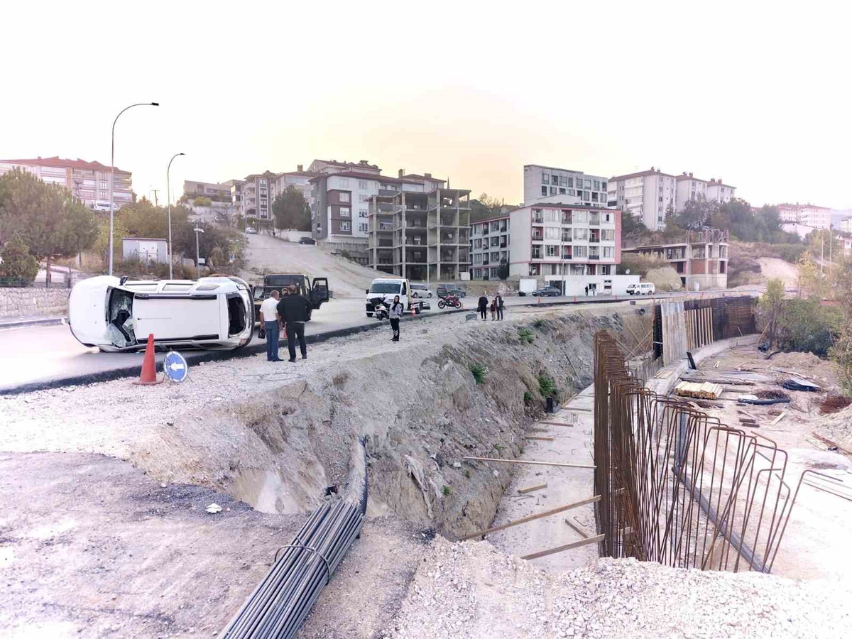 Karabük\'te kontrolden çıkan otomobil yol çalışmasında 4 metre şarampole devrildi
