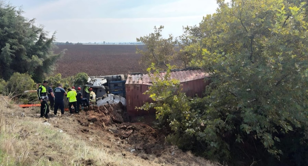 Bursa Karacabey\'de TIR kontrolden çıkıp tarlaya uçtu, 61 yaşındaki sürücü yaralandı