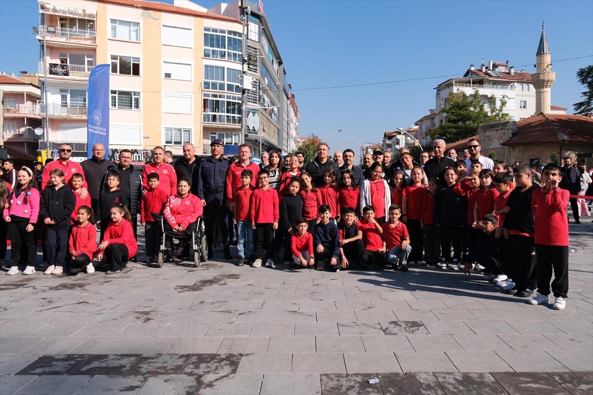 Karaman\'da Amatör Spor Haftası\'nda Vali Çiçek ve öğrenciler meydana yürüdü