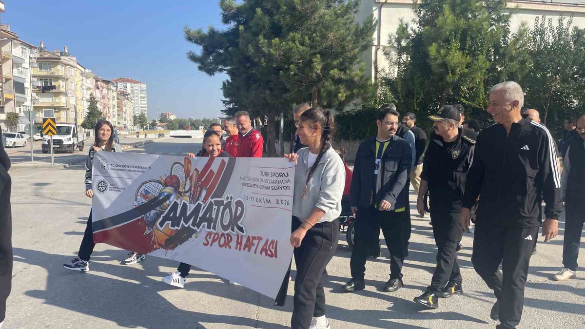 Karaman\'da Amatör Spor Haftası kortejle başladı, Vali Çiçek gençlerle oyun oynadı