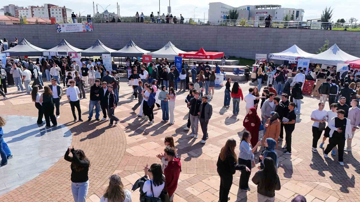 Kastamonu Üniversitesi\'nde 187 topluluk tanıtım günlerinde öğrencilerle buluştu