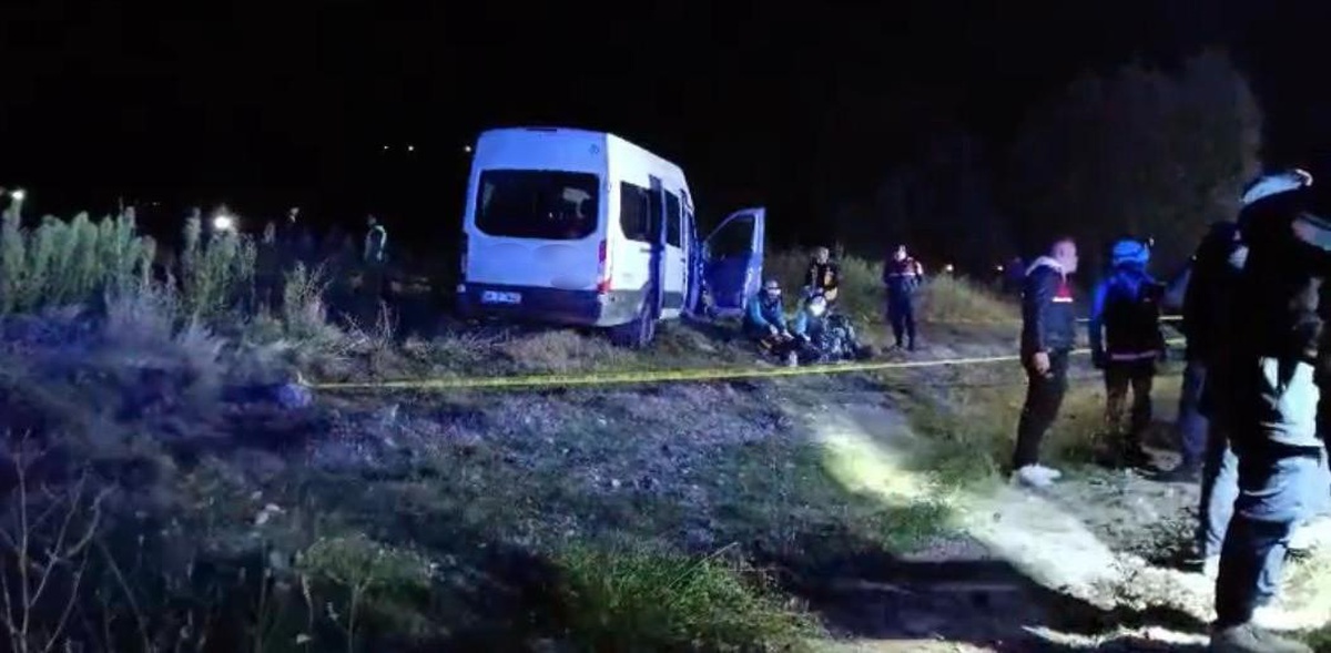 Develi\'de kepçeye çarpan iki işçi servisi şarampole savruldu: Şoför öldü, 15 yaralı