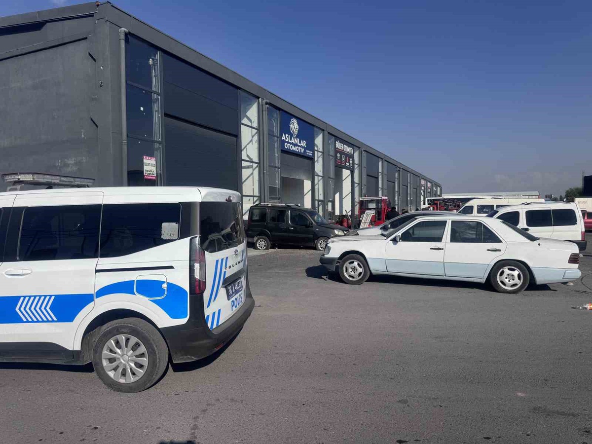 Kayseri Kocasinan\'da tüfekle hafif yaralanan kişinin kardeşi olayın ardından kaçtı