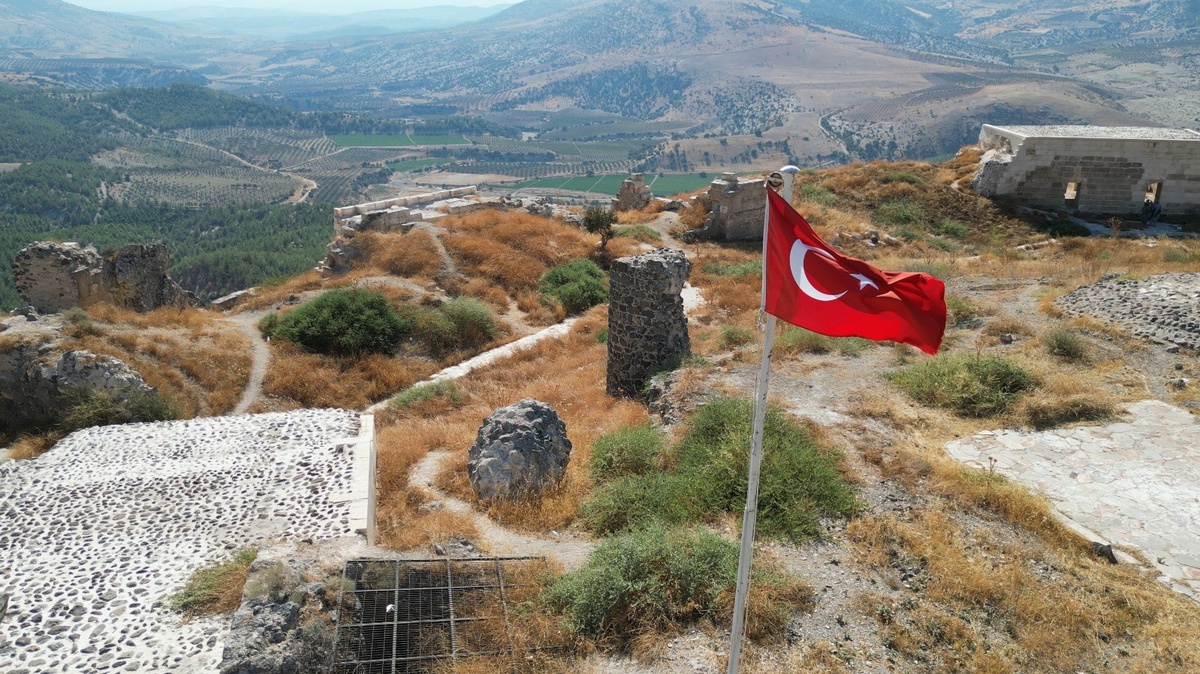 Kilis\'teki Ravanda Kalesi 255 basamakla ziyaretçi ağırlıyor, yeterince bilinmiyor