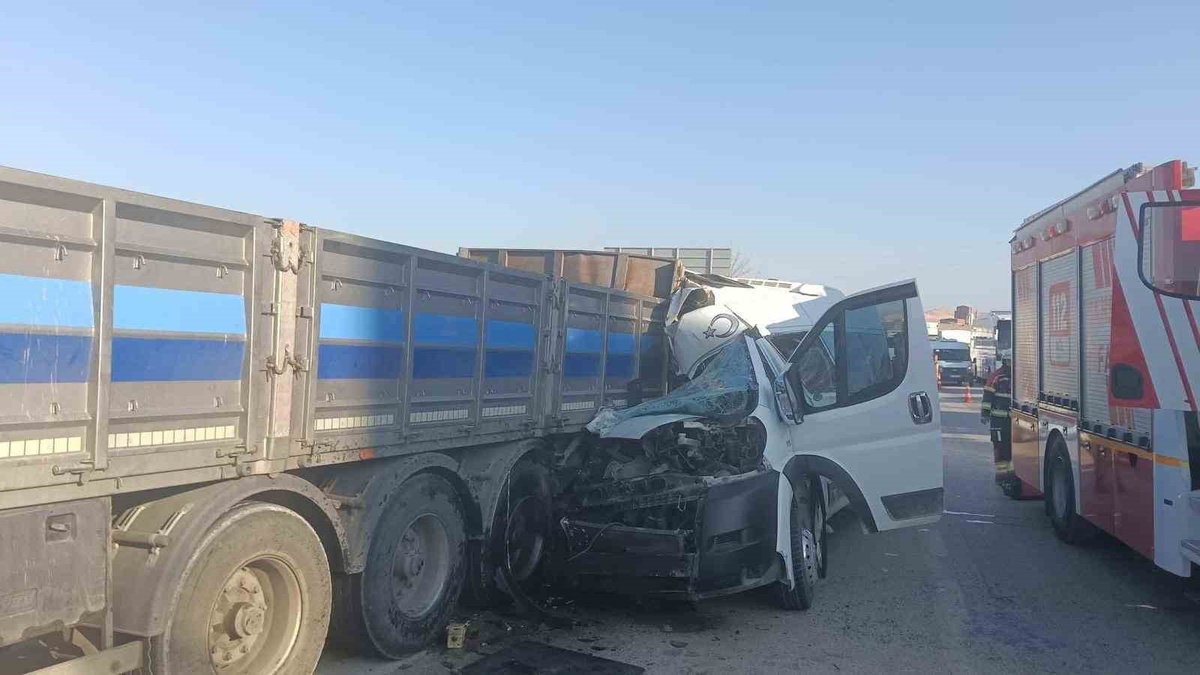Kırıkkale\'de emniyet şeridindeki tıra arkadan çarpan minibüste 1 kişi yaralandı