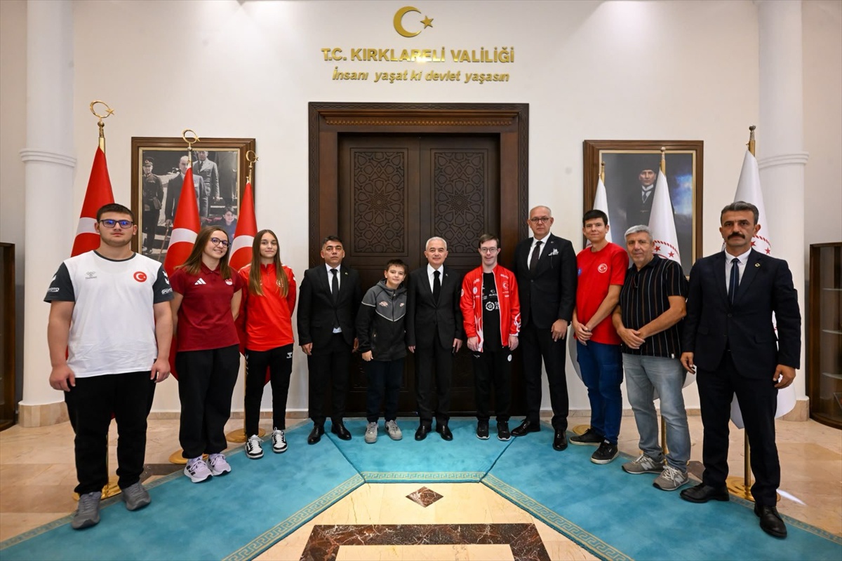 Kırklareli Valisi Uğur Turan, Amatör Spor Haftası\'nda sporcuları valilikte kabul etti