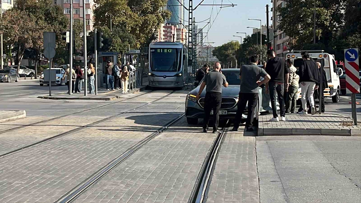 Konya\'da çalışmadığı belirtilen otomobil tramvay seferlerini durdurdu, çekildi