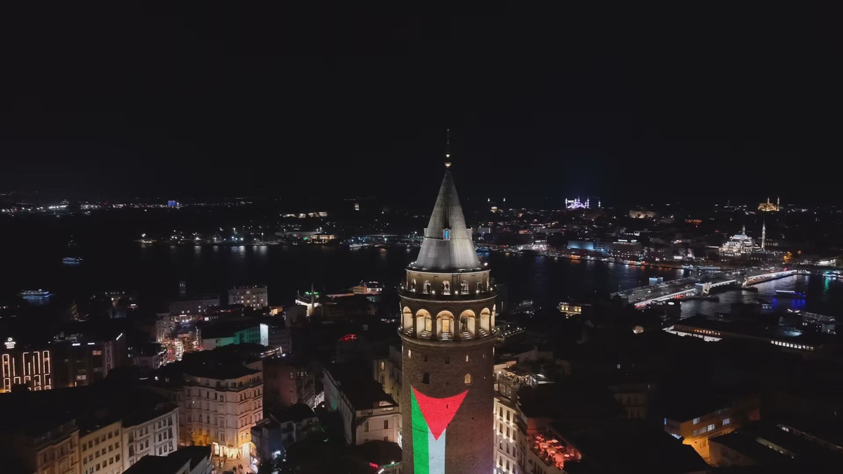 Gazze\'ye dayanışma için Galata Kulesi Filistin bayrağının renklerine büründü
