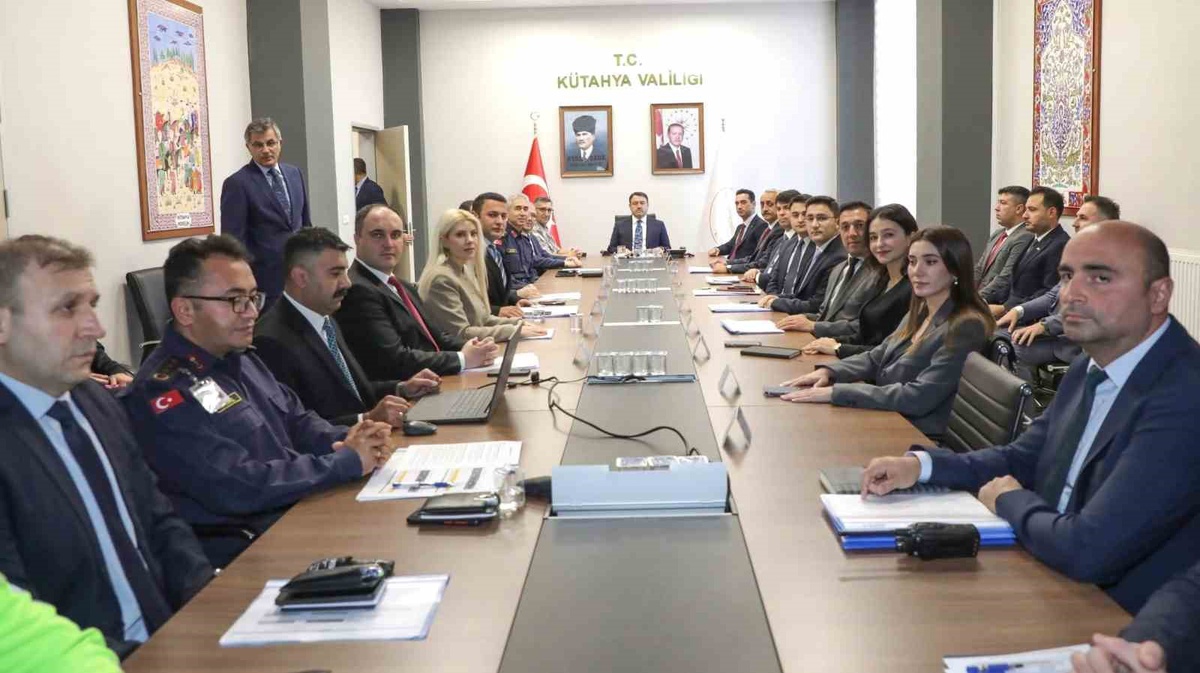 Kütahya\'da İl Güvenlik ve Asayiş Toplantısı, Vali Işın başkanlığında yapıldı