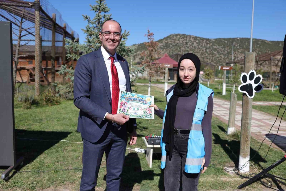 Kütahya\'da sahipsiz hayvan etkinliğinde öğrencilere Hayvan Dostu Belgesi verildi