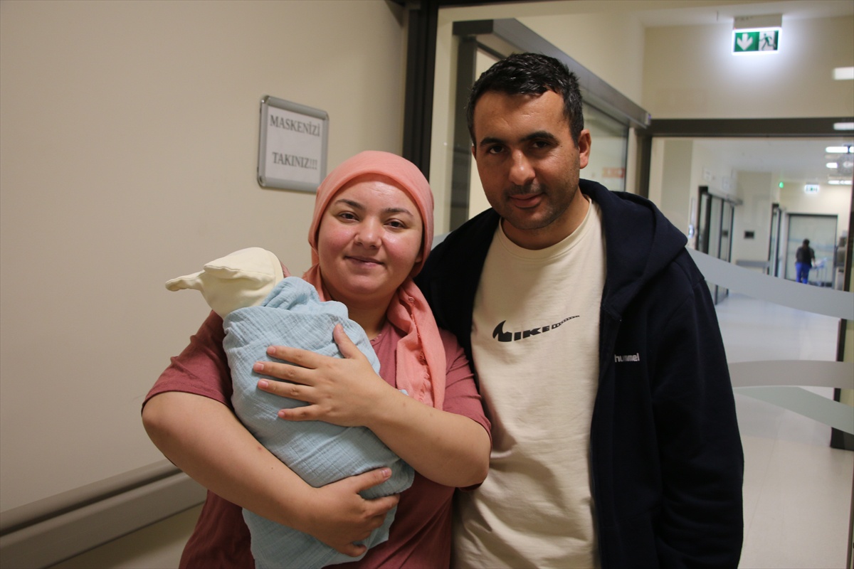 Kütahya Şehir Hastanesi\'nde diyafram hernili bebek 25 gün sonra taburcu edildi.