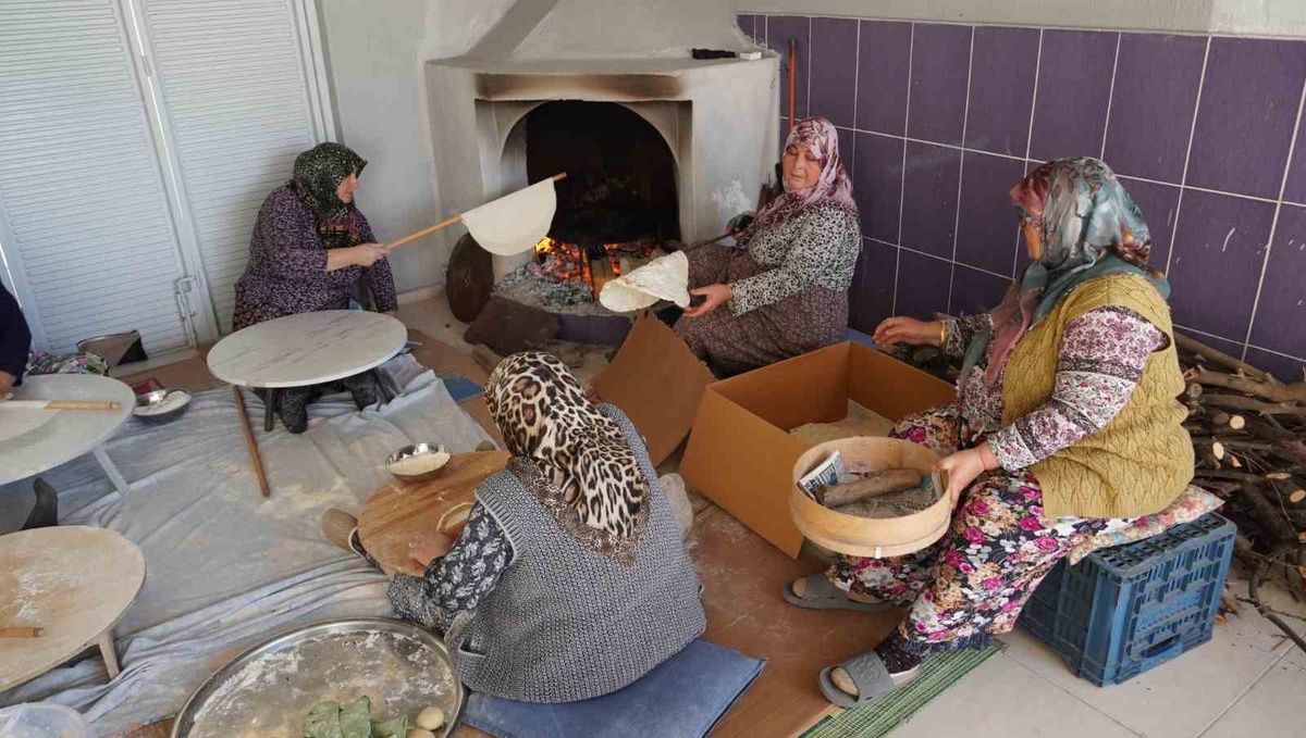 Manisa\'da 11 kadın, 50 yıllık yufka geleneğinin bitmesinden endişe ediyor