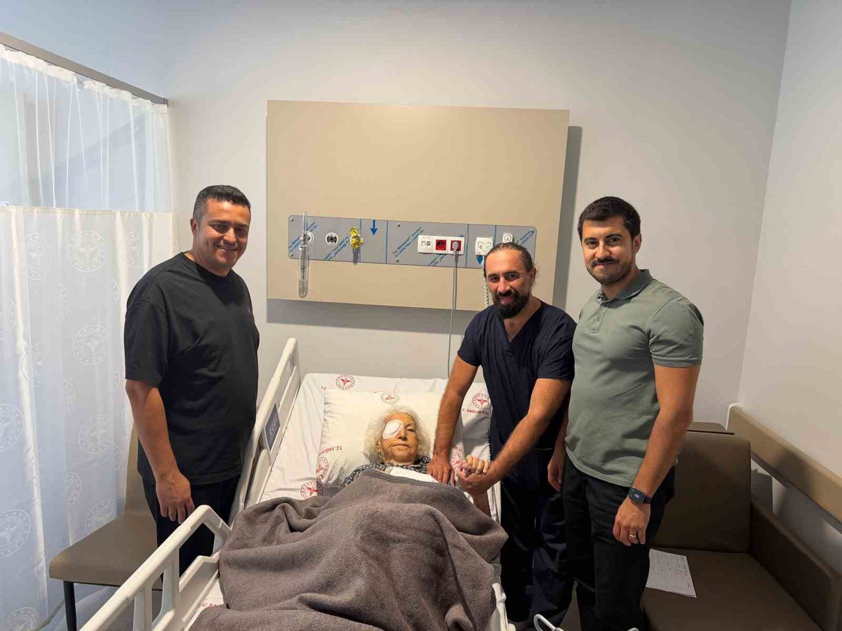 Marmaris Devlet Hastanesi 93 yaşındaki hastaya başarılı katarakt ameliyatı yaptı