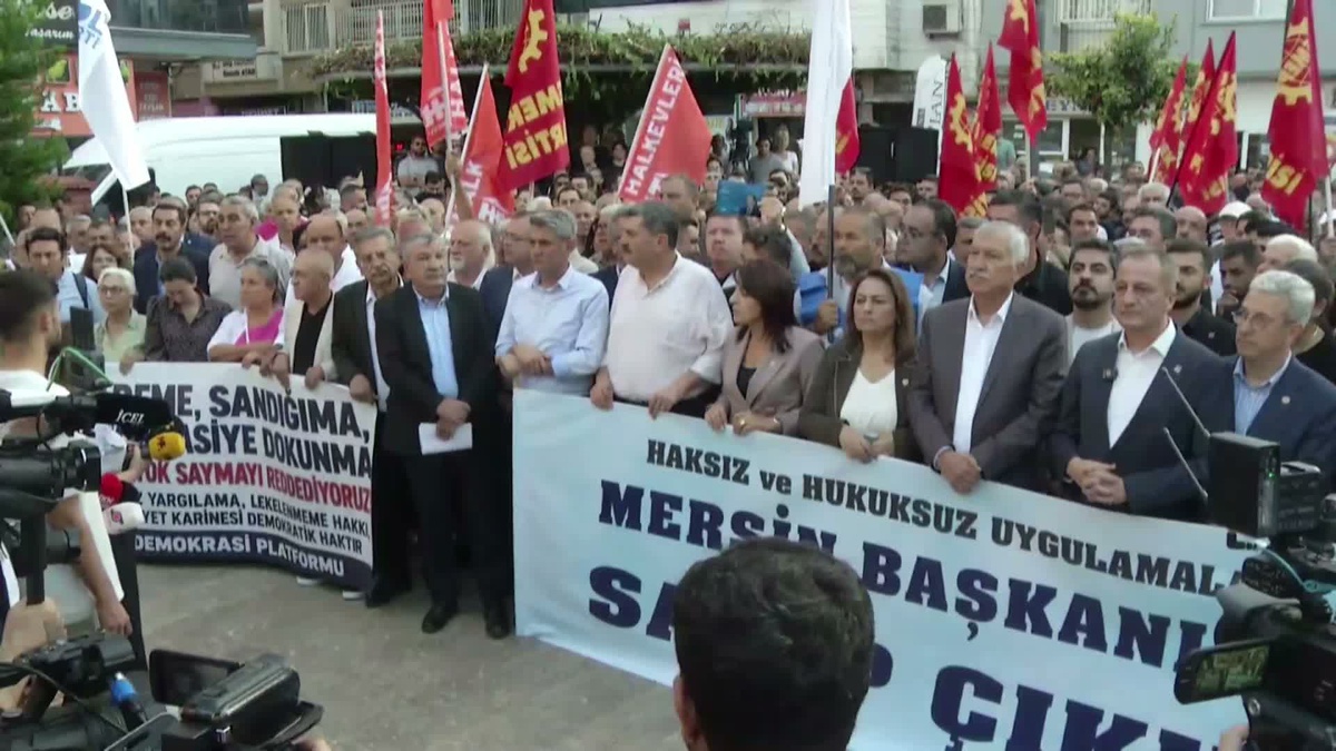 Mersin\'de 3 belediye başkanının tutuklanması Özgür Çocuk Parkı\'nda protesto edildi