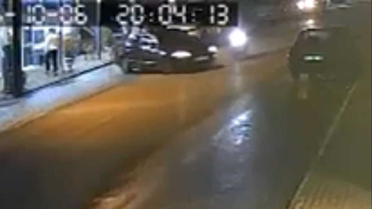 Mersin Erdemli\'de otomobil ile motosiklet çarpıştı, 1 kişi yaralandı, o an kamerada