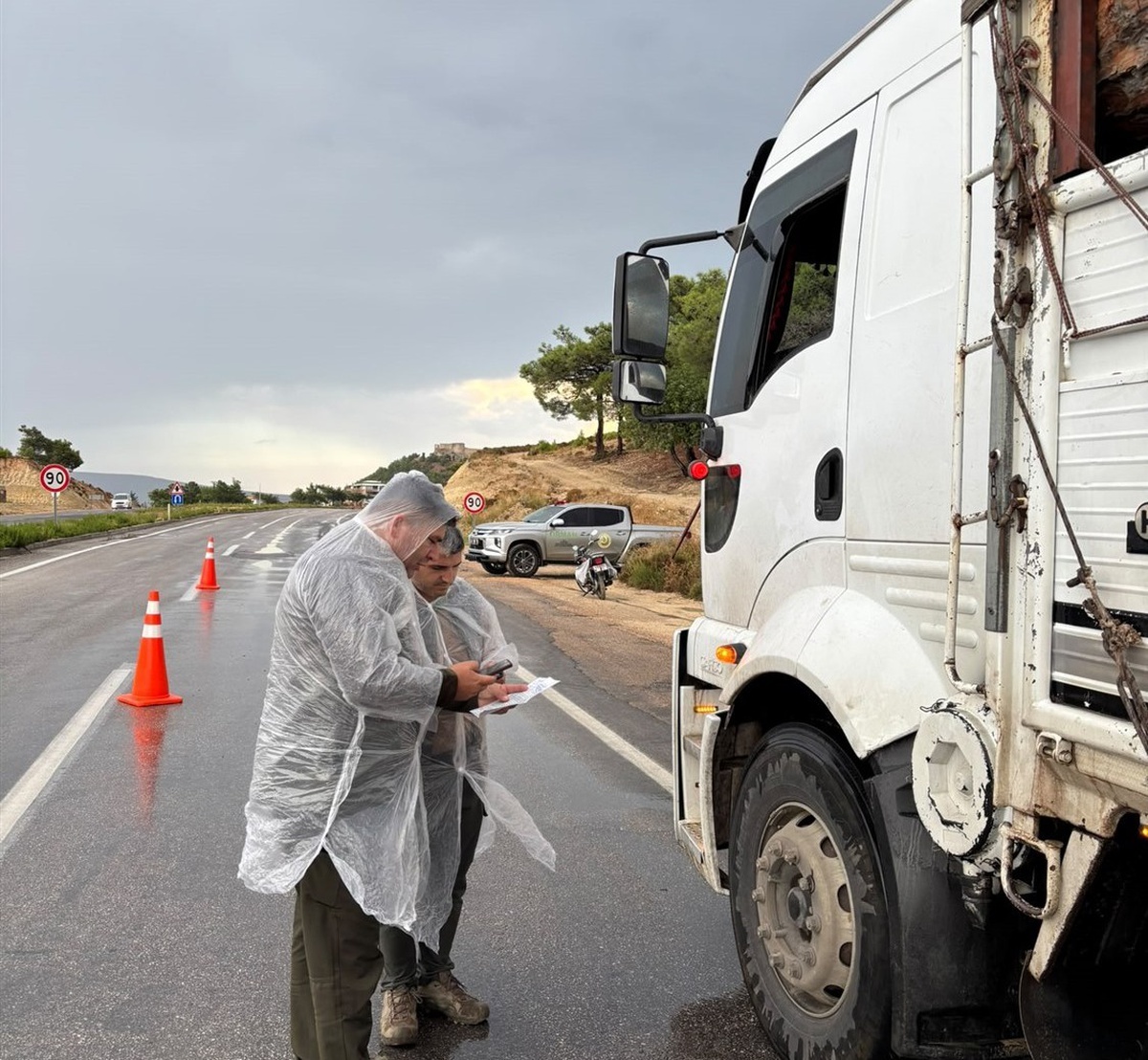 Mersin Silifke\'de orman emvali araçlarına yol kontrolü yapıldı, usulsüzlük bulunmadı