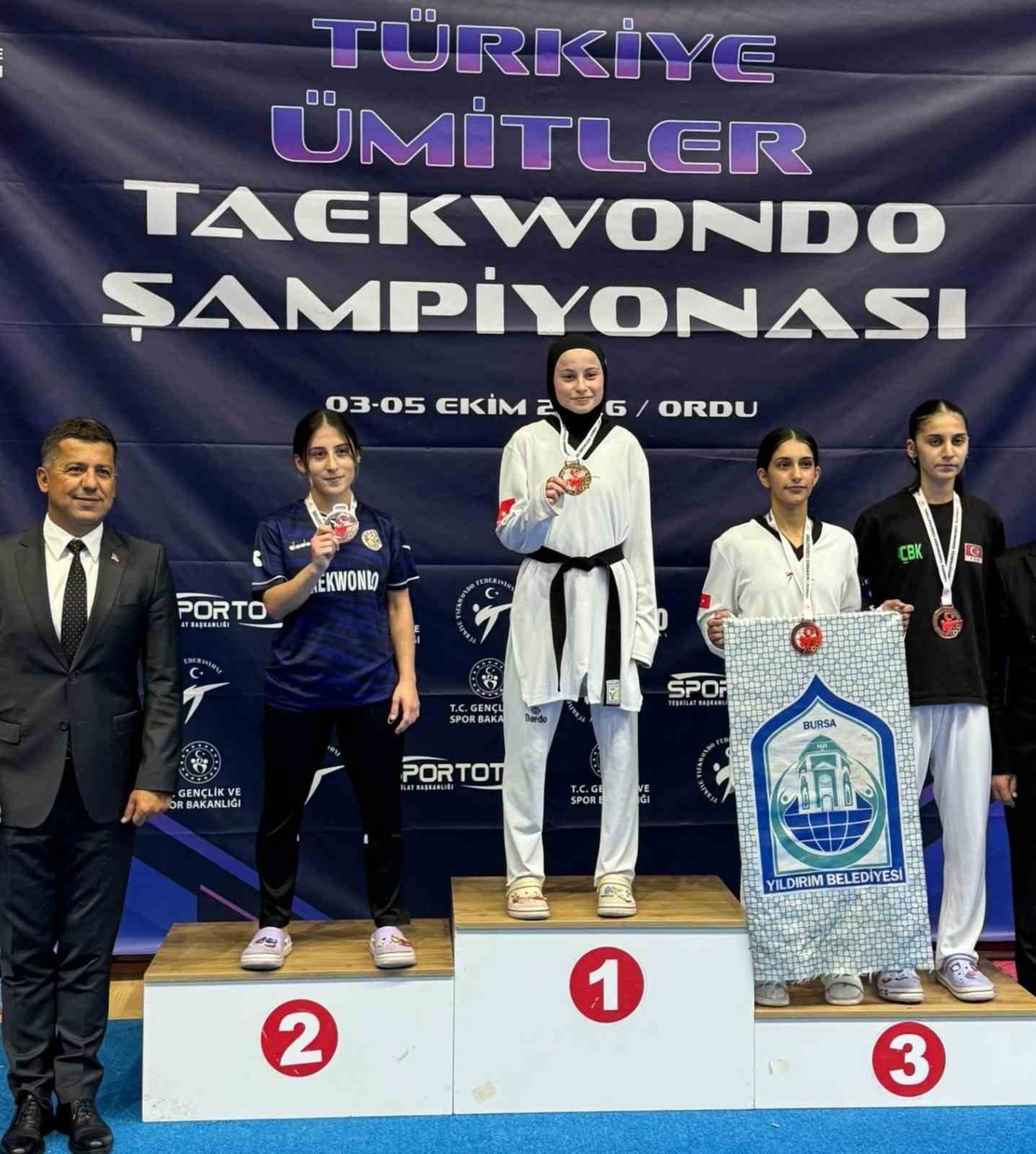Mersinli Ayşe Orhan, 46 kiloda Türkiye ikincisi olarak gümüş madalya kazandı
