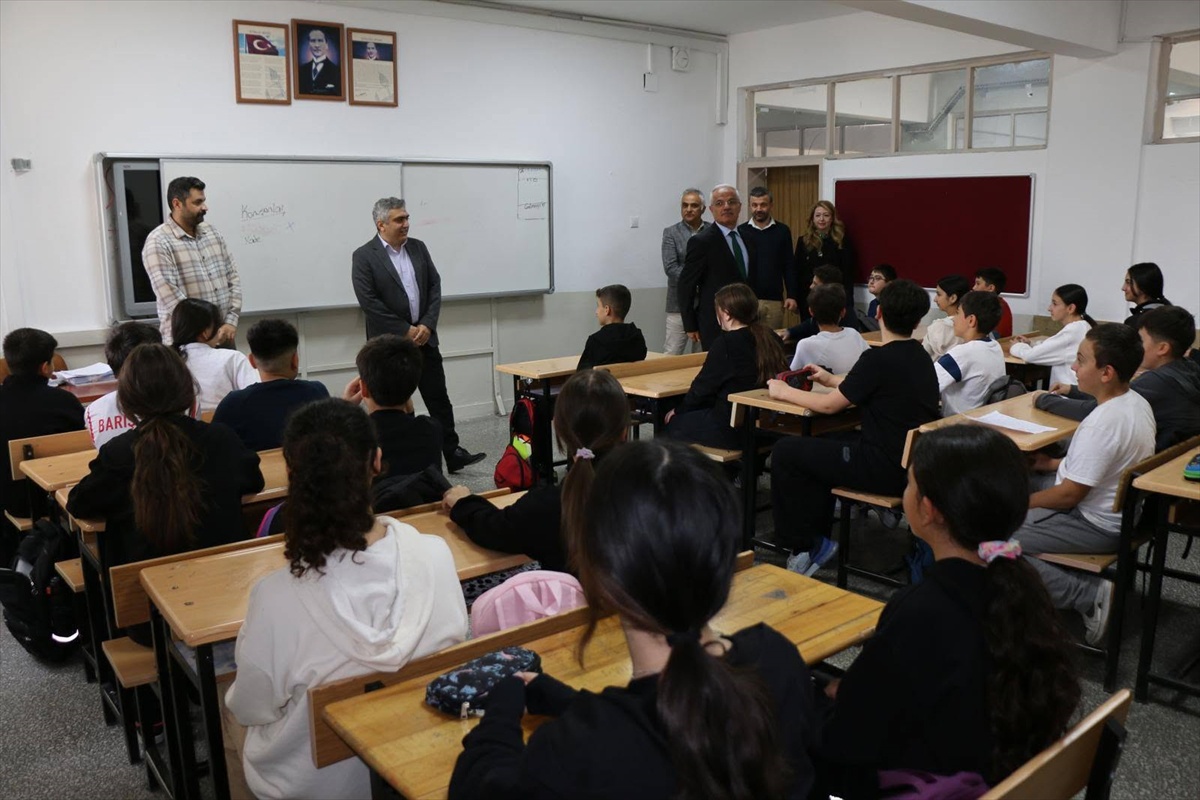 Merzifon Kaymakamı Karaaslan, Gazi Ortaokulu\'nda öğrencilerle bir araya geldi