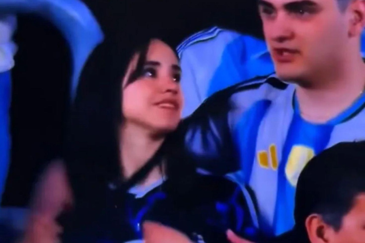 Messi\'nin vedasında tribünlerde ilginç an: Genç kadının hareketi ağızları açık bıraktı
