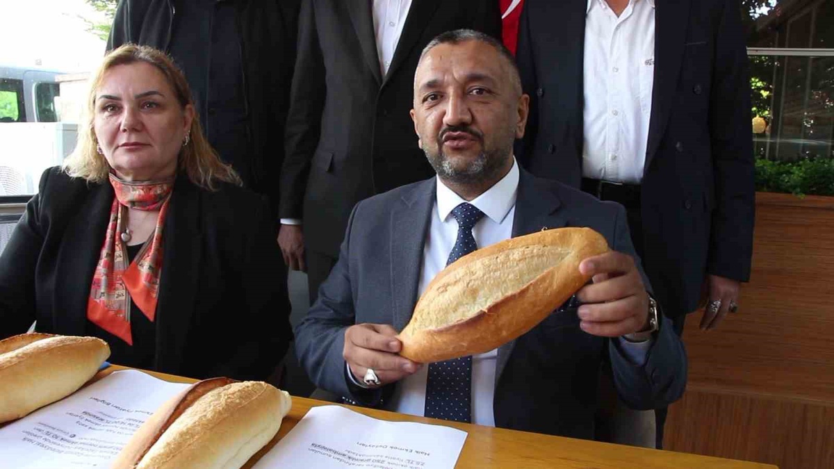 MHP Amasya\'da 18 TL\'lik ekmek fiyatına tepki gösterip halk ekmek çağrısı yaptı