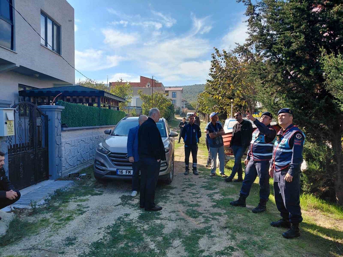Mudanya Ayazma\'da vatandaşlar yıkımı engellemek için çatıya çıktı, yıkım başlamadı