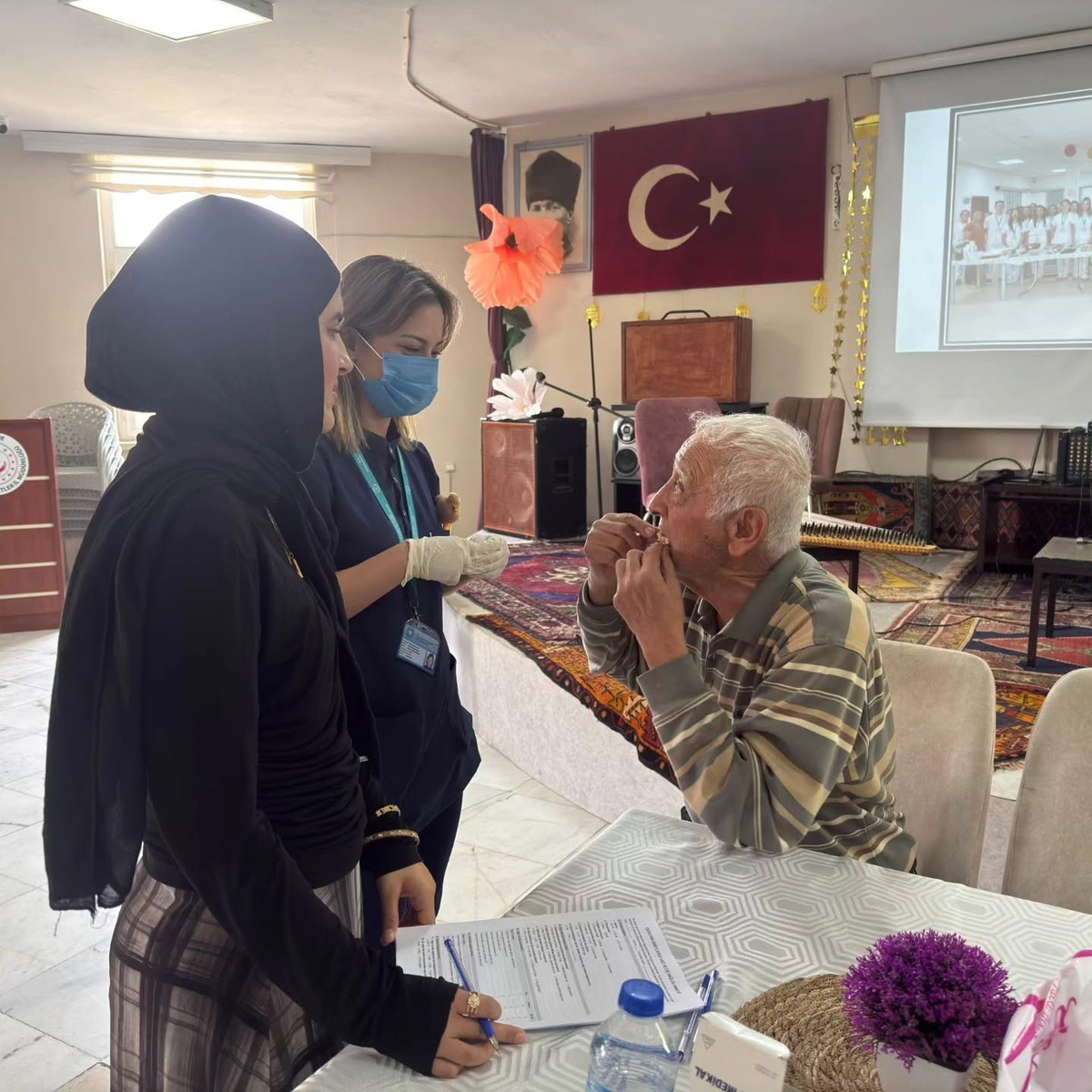 Niğde Bor\'da Ömer Halisdemir Üniversitesi huzurevi sakinlerine diş taraması yaptı